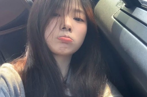 央视表态后给冯小刚走面的韩红底裤都被扒没了